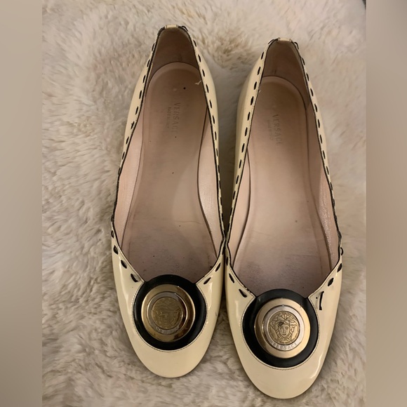 🔥🔥🔥VERSACE Flats Size 39 🔥🔥🔥 - Picture 3 of 12